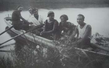 Медработники отдыхают у реки в 1936 году