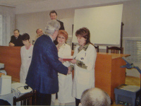 Главный врач МНТК А.В. Артеменко вручает сертификат по специальности «Медицинская оптика»